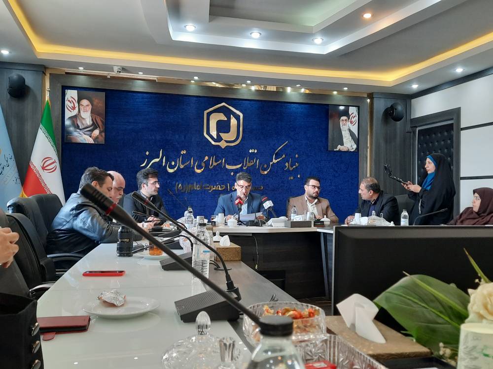 به گزارش هنرمند نیوز ، لیلارضوانی/ در پایان این بازدید مدیرکل بنیاد مسکن استان البرز در جمع خبرنگاران حاضر و توضیحاتی پیرامون فعالیت های انجام شده ارائه کرد.