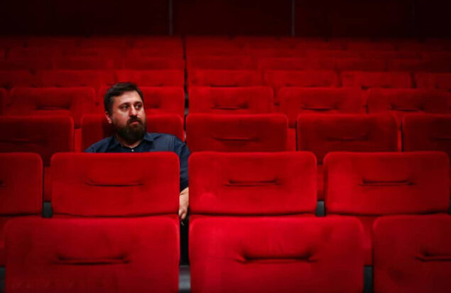 آروند دشت‌آرای «ماهی بلژیکی» را روی صحنه می‌برد