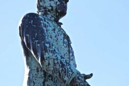 مجسمه بیست‌وپنجمین رییس جمهور آمریکا تخریب شد