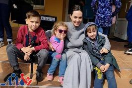 آنجلینا جولی در یک سفر غیرمنتظره به ملاقات کودکان در اوکراین رفت