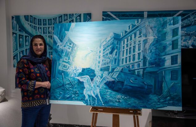 به گزارش هنرمند نیوز، نخستین حضور رسمی پارسا بر پرده‌های هنری، به ۱۸ خرداد ۱۳۷۱ بازمی‌گردد؛ روزی که در نگارستان شاهد تهران، اولین نمایشگاه انفرادی خود را با ۳۷ اثر آبرنگ و آب‌مرکب برگزار کرد. استقبال گسترده مخاطبان و منتقدان از این مجموعه، نویدبخش مسیری طولانی و پربار بود. او در همان دوران دانشجویی، در ۱۴ نمایشگاه گروهی و سپس نمایشگاه‌های دانشگاهی (۱۳۷۲ و ۱۳۹۵) شرکت کرد و با به تصویر کشیدن موضوعاتی چون نقوش نمادین آب، طبیعت بی‌جان، عشق، موسیقی و مسائل اجتماعی مانند زلزله و جنگ بوسنی، گسترهٔ دغدغه‌های هنری خود را نشان داد. اما نقطهٔ عطف واقعی، زمانی رقم خورد که مرزهای ایران را پشت سر گذاشت. از سال‌های دهه ۹۰ شمسی، پارسا به تدریج وارد مدار نمایشگاه‌های بین‌المللی شد و امروز ۸۳ نمایشگاه از مجموع ۱۵۰ حضورش در خارج از کشور ثبت شده است. کشورهای متعددی چون ایتالیا، دانمارک، کانادا، ارمنستان، فرانسه، قطر، دبی، روسیه، هلند، کانادا، مکزیک، یونان، استرالیا، ژاپن، عمان و انگلستان میزبان آثار او بوده‌اند.