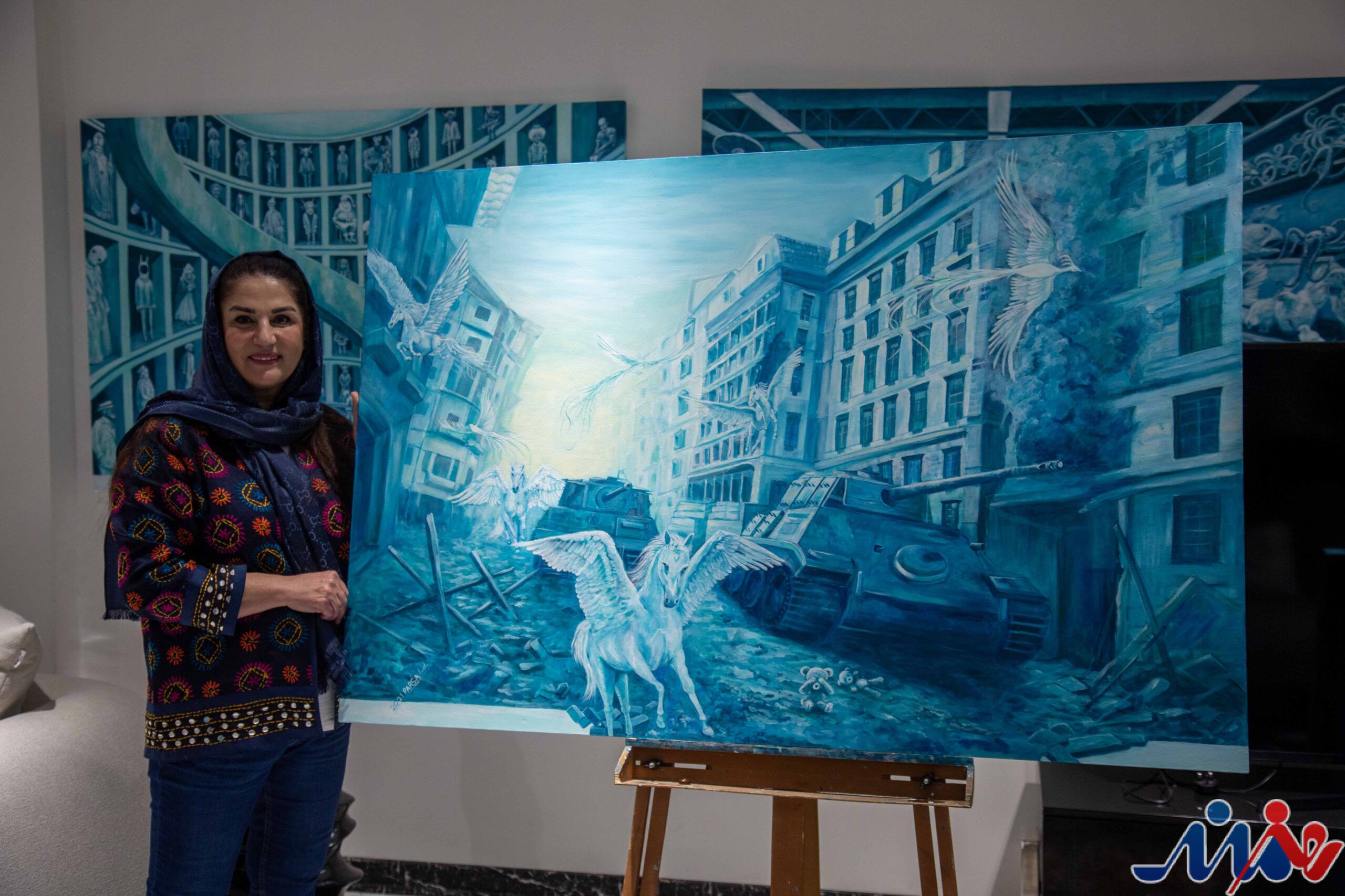 به گزارش هنرمند نیوز، نخستین حضور رسمی پارسا بر پردههای هنری، به ۱۸ خرداد ۱۳۷۱ بازمیگردد؛ روزی که در نگارستان شاهد تهران، اولین نمایشگاه انفرادی خود را با ۳۷ اثر آبرنگ و آبمرکب برگزار کرد. استقبال گسترده مخاطبان و منتقدان از این مجموعه، نویدبخش مسیری طولانی و پربار بود. او در همان دوران دانشجویی، در ۱۴ نمایشگاه گروهی و سپس نمایشگاههای دانشگاهی (۱۳۷۲ و ۱۳۹۵) شرکت کرد و با به تصویر کشیدن موضوعاتی چون نقوش نمادین آب، طبیعت بیجان، عشق، موسیقی و مسائل اجتماعی مانند زلزله و جنگ بوسنی، گسترهٔ دغدغههای هنری خود را نشان داد. اما نقطهٔ عطف واقعی، زمانی رقم خورد که مرزهای ایران را پشت سر گذاشت. از سالهای دهه ۹۰ شمسی، پارسا به تدریج وارد مدار نمایشگاههای بینالمللی شد و امروز ۸۳ نمایشگاه از مجموع ۱۵۰ حضورش در خارج از کشور ثبت شده است. کشورهای متعددی چون ایتالیا، دانمارک، کانادا، ارمنستان، فرانسه، قطر، دبی، روسیه، هلند، کانادا، مکزیک، یونان، استرالیا، ژاپن، عمان و انگلستان میزبان آثار او بودهاند.