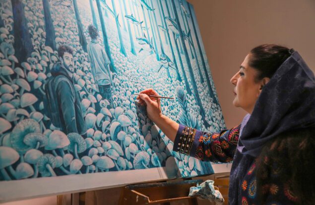 به گزارش هنرمند نیوز،|مهدی شهامتی، اگر بخواهیم تمام آثار، تحولات سبکی و گفته‌های محوری او را در یک جمله خلاصه کنیم، همان جمله‌ای است که در طول این سال‌ها به مانیفست شخصی‌اش تبدیل شده است: «نقاشی برای من باید حرفی برای گفتن داشته باشد؛ در غیر این‌صورت دوربین تصویر را بهتر ثبت می‌کند.» این جملهٔ ساده، در واقع سنگ بنای فلسفی یک نسل از هنرمندان معاصر ایرانی است؛ نسلی که دیگر هدفش صرفاً زیبایی‌شناسی و مهارت تکنیکی نیست، بلکه خلق معنا و تغییر آگاهی جمعی است. زینت «ستاره» پارسا از نوجوانی که در مسابقهٔ «پارک شهر» رتبهٔ سوم را کسب کرد تا امروز که با بیش از ۱۵۰ نمایشگاه جهانی، نام ایران را در محافل هنری بین‌المللی مطرح کرده، همواره یک چیز را جست‌وجو کرده است: راهی برای بیان «انسان بودن» و یادآوری وجدان در جهانی که هر روز بیشتر از انسانیت فاصله می‌گیرد.