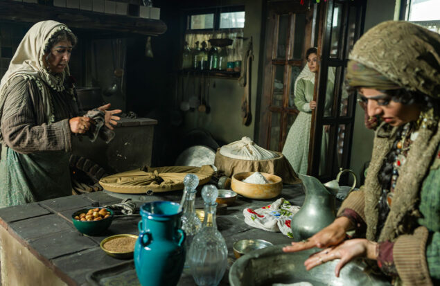 نمادها و رنگ‌ها شخصیتی مستقل در روایت‌ سریال دارند! / بازآفرینی معماری قاجار به کمک طراحی صحنه