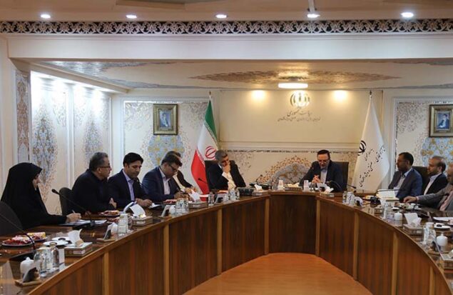 به گزارش هنرمندنیوز به نقل از فرینا، در این نشست که با حضور رضا مسرور، دبیر شورای‌عالی مناطق آزاد و ویژه اقتصادی، حجت الله صیدی، رئیس سازمان بورس و اوراق بهادار ، احمد جمالی، مدیرعامل شرکت سرمایه‌گذاری‌های خارجی ایران (ایفیک)، محمدآرام، رئیس هیات مدیره مرکز مبادله ارز و طلای ایران، ابوالفضل کوده‌ئی، رئیس سازمان سرمایه‌گذاری و کمک‌های اقتصادی و فنی ایران، سیدعلی سجادی مدیرعامل شرکت مشاور سرمایه گذاری امین نیکان آفاق و جمعی از  معاونین و مدیران دبیرخانه شورای‌عالی برگزار شد، موضوعات کلیدی شامل تمدید مجوز فعالیت بورس بین‌الملل، سهام‌داری داخلی و خارجی و زیرساخت‌های معاملاتی مورد بحث و تبادل نظر قرار گرفت.