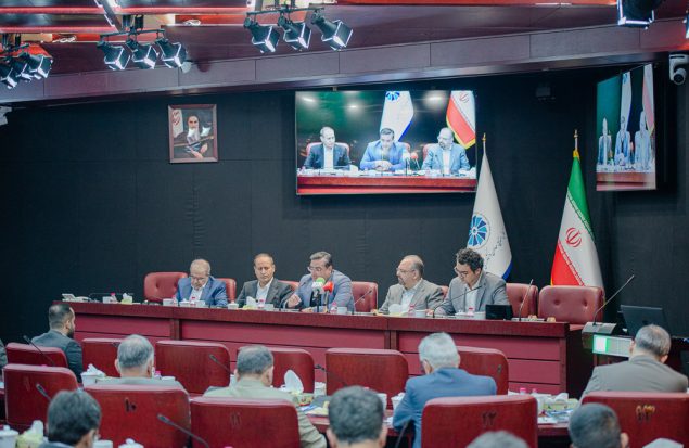 به گزارش هنرمندنیوز: اعضای هیات نمایندگان اتاق بازرگانی تهران در نشست مرداد ماه خود چندین دستورکار را پیگیری کرده و به سرانجام رساندند. پس از سخنرانی‌های پیش از دستور، مهدی صادقی که به‌جای محمود نجفی عرب، ریاست جلسه را برعهده گرفته بود از آخرین رخدادهای اقتصادی و نظرات بخش خصوصی گفت و در ادامه گزارش حسابرس مستقل و بازرس قانونی اتاق تهران از عملکرد مالی اتاق در سال ۱۴۰۲ قرائت و این عملکرد مقبول ارزیابی شد.