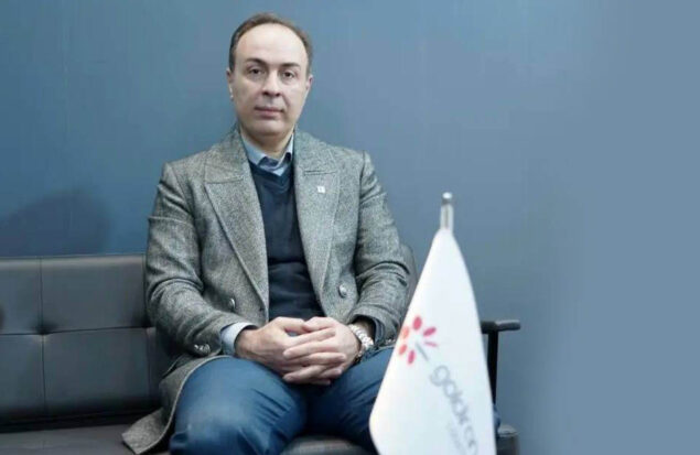 به گزارش هنرمندنیوز: امیر مقاریان با تأکید بر اینکه هوشمندسازی در صنعت لجستیک نقش حیاتی دارد، افزود: «با استفاده از فناوری‌هایی مانند سیستم‌های مدیریت هوشمند ناوگان، ردیابی لحظه‌ای محموله‌ها و تحلیل داده‌های عملیاتی، می‌توان بهره‌وری را افزایش داد، خدمات را بهینه‌سازی کرد و سرعت و دقت در زنجیره تأمین را به سطحی بالاتر رساند.»