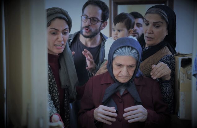 به گزارش هنرمندنیوز: امیرقاسم راضی تهیه کننده، نویسنده و کارگردان"چای سرد" درباره روند ساخت این فیلم به خبرنگار شهر مردم، گفت: ابتدا درسال 1398 و در دوران کرونا مجوزساخت این فیلم را گرفتم. اما به جهت شرایطی که بیماری کرونا درسطح جامعه به وجود آورده بود، تولید فیلم عملا قابل اجرا نبود. از طرفی دیگر تهیه کننده نیزسرمایه لازم را برای ساخت نتوانست فراهم کند و در آن دوران عملا ساخت " چای سرد" منتفی شد. با تمام مشکلات و چالش هایی که با آنها رو به رو بودم، من به شدت تلاش می کردم که این فیلم را بسازم.