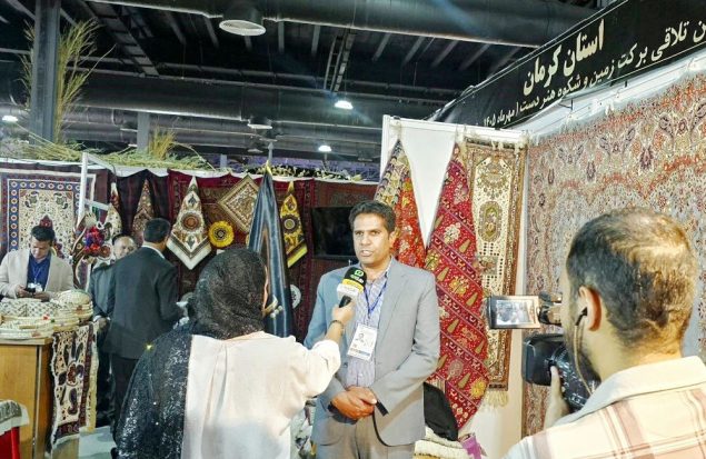 به گزارش  هنرمندنیوز به نقل از روستا آنلاین، بخشدار کنارصندل شهرستان جیرفت استان کرمان در حاشیه برگزاری ششمین نمایشگاه بین‌المللی توانمندی‌های روستایی و عشایری در گفت‌وگو با خبرنگار روستا تی‌وی با بیان این مطلب گفت: امسال در نمایشگاه توانمندی‌های روستایی و عشایری که از روز پانزدهم مهرماه در محل دائمی نمایشگاه‌های بین‌المللی تهران برگزار می‌شود، استان کرمان نیز با شعار «سرزمین تلاقی برکت زمین و شکوه هنر دست» در آن غرفه‌ دارد.