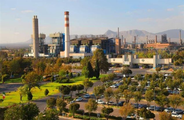 به گزارش هنرمندنیوز: درآمد عملیاتی ذوب‌آهن با رشد ۱۱ درصدی به حدود ۳۰ هزار میلیارد تومان و سود ناخالص آن از ۱۱ میلیارد تومان در نیمه نخست سال گذشته، به ۱,۰۹۹ میلیارد تومان در 6 ماهه سال 1404 رسیده است. این رشد نشان می‌دهد که شرکت علاوه بر بهبود شرایط فروش، از مسیر اصلاح ساختار تولید و کاهش بهای تمام‌شده نیز گام‌های مؤثری برداشته است؛ به‌گونه‌ای که با تغییر در ترکیب مواد اولیه و حرکت به سمت کاهش هزینه‌ها از جمله حذف خرید گندله، کنترل هدفمند خرید تجهیزات و استفاده حداکثری از ظرفیت‌ها و منابع داخلی، توانست فشار هزینه‌ای را مهار کند. همچنین افزایش تولید محصولات صنعتی و با ارزش افزوده بالا نظیر ریل ـ همراه با رکوردشکنی در تولید این محصول ـ نقش مهمی در رشد درآمدها داشته است.