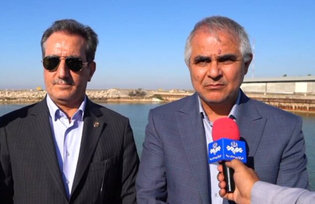 به گزارش هنرمندنیوز: عبدالجلال ایری ضمن تقدیر و‌ تشکر از سعید رسولی؛ معاون وزیر راه و شهرسازی و مدیرعامل سازمان بنادر و دریانوردی و اعضای هیات عامل این سازمان بابت سفر به استان گلستان و بازدید از ظرفیت ها، زیرساختها و‌ پروژه های بنادر استان ، گفت: به طور حتم حضور مدیرعامل سازمان بنادر دریانوردی در راستای توسعه دریامحور در استان گلستان بسیار کمک کننده است تا بتوانیم به خوبی از ظرفیت‌های وزارت راه و شهرسازی و سازمان بنادر و دریانوردی در راستای توسعه استان‌های ساحلی استفاده کنیم و شاهد ایجاد بسترهای اشتغال‌آفرینی، تبادل مطلوب کالا و توسعه تجارت استان باشیم و حضور ایشان را به فال نیک می‌گیریم .