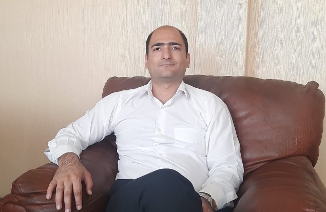 به گزارش هنرمندنیوز، حمید شهبازیان، مخترع و مبتکر این سیستم در گفت‌وگویی درباره جزییات این سیستم با اشاره به سابقه فعالیت خود درباره انرژی‌های تجدیدپذیر اظهار داشت: بیش از یک دهه است که درخصوص انرژی‌های تجدیدپذیر، کارهای تحقیقاتی زیادی انجام می‌دهم که یکی از آنها ثبت اختراع «سامانه رانش کشتی‌های غول پیکر» است که می‌تواند جایگزین موتورهای دیزلی و اتمی در کشتی‌های پهن پیکر شود و با دریافت انرژی از امواج دریا، سوخت مورد نیاز کشتی را تأمین کند و دیگر احتیاجی به سوخت‌های فسیلی با کربن بالا و حتی اتمی نیست.
