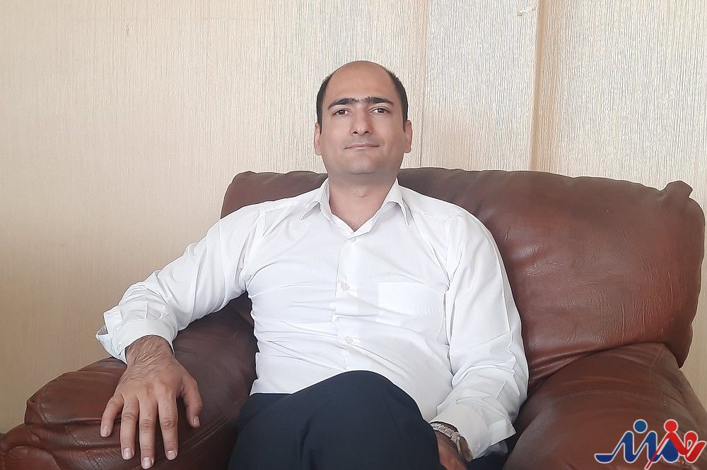 به گزارش هنرمندنیوز، حمید شهبازیان، مخترع و مبتکر این سیستم در گفت‌وگویی درباره جزییات این سیستم با اشاره به سابقه فعالیت خود درباره انرژی‌های تجدیدپذیر اظهار داشت: بیش از یک دهه است که درخصوص انرژی‌های تجدیدپذیر، کارهای تحقیقاتی زیادی انجام می‌دهم که یکی از آنها ثبت اختراع «سامانه رانش کشتی‌های غول پیکر» است که می‌تواند جایگزین موتورهای دیزلی و اتمی در کشتی‌های پهن پیکر شود و با دریافت انرژی از امواج دریا، سوخت مورد نیاز کشتی را تأمین کند و دیگر احتیاجی به سوخت‌های فسیلی با کربن بالا و حتی اتمی نیست.