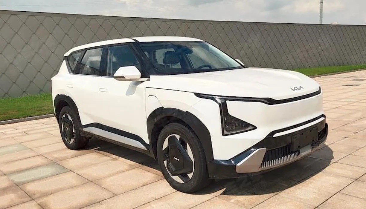 خودروی برقی جدید کیا آمد، شرکت خودروسازی کیا، مدل جدید خودروی الکتریکی را با ویژگیهای تغییریافته عرضه میکند. مدل جدید خودروی الکتریکی کیا نوآورانه، پایدار و از همه بهتر، مقرون به صرفه است.