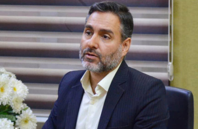 به گزارش هنرمندنیوز: داود مسعودی در گفت‌وگویی با خبرنگاران اظهار داشت: امروز فناوری‌های نوین از جمله فناوری اطلاعات، اقتصاد دیجیتال و هوش مصنوعی نقش کلیدی در شکل‌دهی به آینده اقتصاد جهانی دارند. کشورهایی که بتوانند در این عرصه به موقع وارد شوند و همکاری‌های فناورانه بین‌المللی ایجاد کنند، نه تنها سهم بیشتری از بازارهای جهانی خواهند داشت، بلکه می‌توانند امنیت و رشد پایدار اقتصادی خود را تضمین کنند.