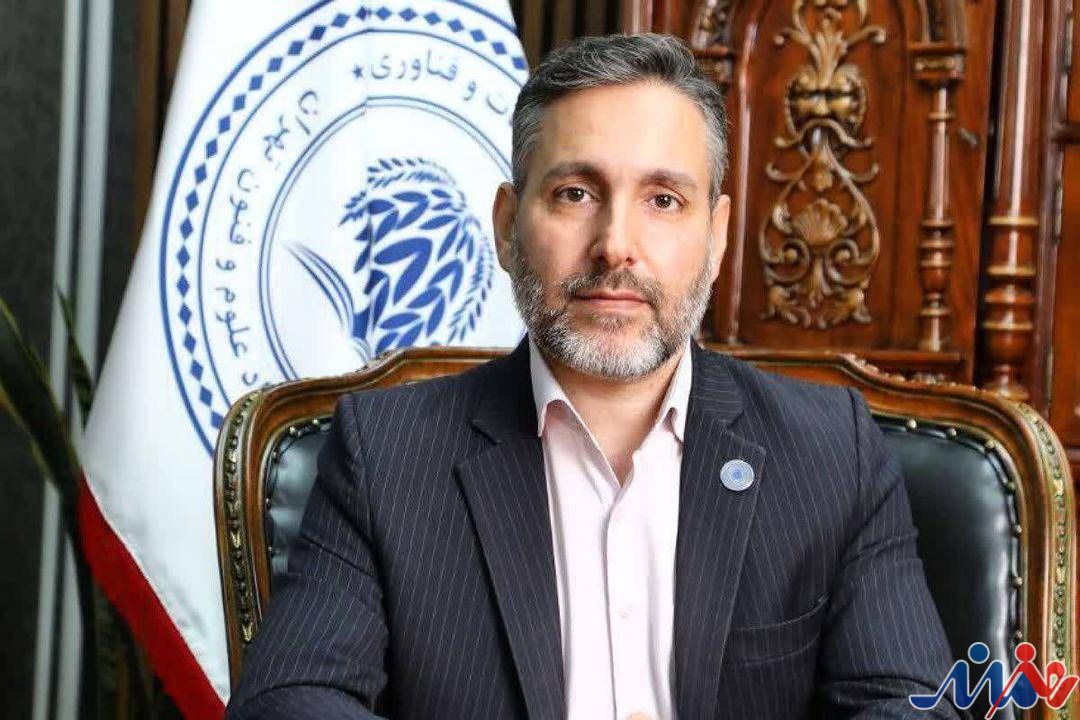 به گزارش هنرمندنیوز: داود مسعودی، مدیر اندیشکده حکمرانی هوشمند و رئیس کمیسیون اقتصاد دیجیتال و هوش مصنوعی اتاق بازرگانی مشترک ایران و آفریقا، در آستانه برگزاری این نمایشگاه با تأکید بر اهمیت تحول دیجیتال در صنعت حمل‌ونقل گفت: «صنعت حمل‌ونقل و لجستیک، به عنوان ستون فقرات اقتصاد ملی، با چالش‌های متعددی نظیر نوسانات تقاضا، ناکارآمدی زیرساخت‌ها و پیچیدگی‌های زنجیره تأمین مواجه است که پاسخگویی به این چالش‌ها، نیازمند بهره‌گیری گسترده از فناوری‌های نوین از جمله هوش مصنوعی، اینترنت اشیاء و تحلیل داده‌های کلان است.»