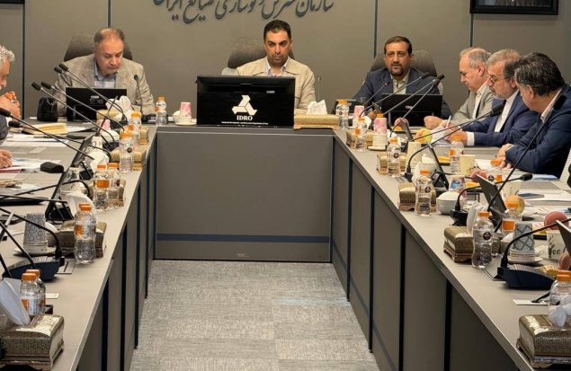 به گزارش هنرمندنیوز: هدف از این نشست، هم‌اندیشی دربارهٔ نقش مؤثر نظام بانکی و صنعت بیمه در شکل‌گیری و شکوفایی اقتصاد دریامحور عنوان شد. در این نشست تأکید شد که در حوزهٔ اقتصاد دریا شاخه‌های متعددی وجود دارد و پیش‌تر نیز نمایشگاه‌هایی در حوزه‌هایی مانند شیلات و صنایع دریایی برگزار شده است؛ اما آنچه تاکنون ناشناخته مانده، پیوستگی این فعالیت‌ها با اقتصاد دریا است. نمایشگاه پیش‌رو می‌کوشد زنجیره‌ای از فعالیت‌های مبتنی بر اقتصاد دریامحور را به نمایش بگذارد و هم‌افزایی میان این فعالیت‌های پراکنده را آشکار کند.