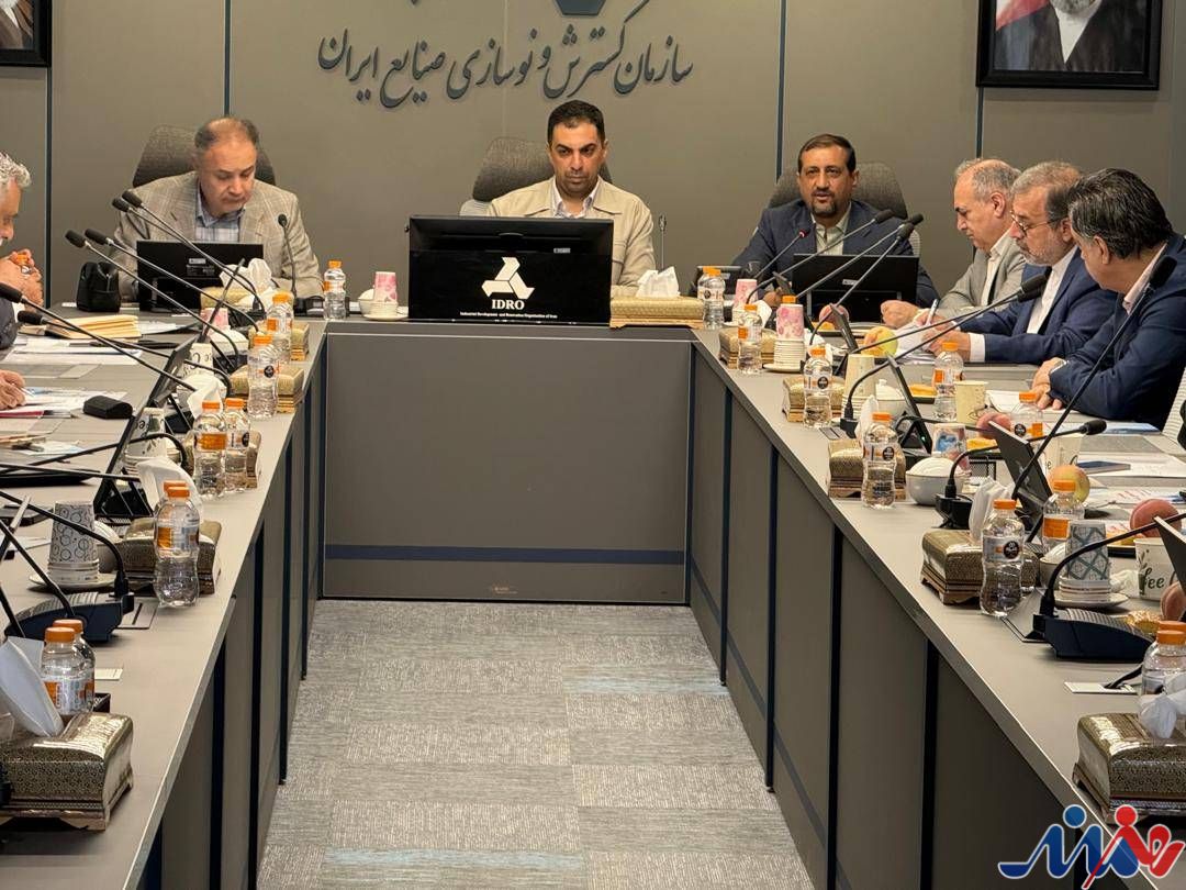 به گزارش هنرمندنیوز: هدف از این نشست، هم‌اندیشی دربارهٔ نقش مؤثر نظام بانکی و صنعت بیمه در شکل‌گیری و شکوفایی اقتصاد دریامحور عنوان شد. در این نشست تأکید شد که در حوزهٔ اقتصاد دریا شاخه‌های متعددی وجود دارد و پیش‌تر نیز نمایشگاه‌هایی در حوزه‌هایی مانند شیلات و صنایع دریایی برگزار شده است؛ اما آنچه تاکنون ناشناخته مانده، پیوستگی این فعالیت‌ها با اقتصاد دریا است. نمایشگاه پیش‌رو می‌کوشد زنجیره‌ای از فعالیت‌های مبتنی بر اقتصاد دریامحور را به نمایش بگذارد و هم‌افزایی میان این فعالیت‌های پراکنده را آشکار کند.
