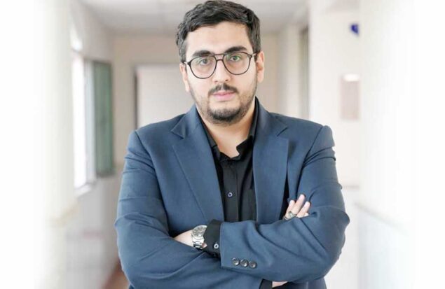 به گزارش هنرمندنیوز: از طریق یک سازوکار قانونی به نام «تجمیع مالیاتی»، آنها مجازند زیان‌های یک پروژه را از سود پروژه دیگر کسر کنند. در عمل، این به معنای آن است که سود حاصل از گنجینه ملی، به جای سرازیر شدن به مخزن خزانه، صرف پر کردن چاله‌های مالی پروژه‌های دیگر می‌شود. این نشتی مداوم، دولت‌ها را به سمت یک استراتژی هوشمندانه سوق داده است: «استراتژی سیلو‌های مالیاتی» یا حصارکشی (Ring-Fencing)؛ رویکردی که هر پروژه معدنی را در یک سیلوی مالی مجزا و غیرقابل نفوذ قرار می‌دهد.