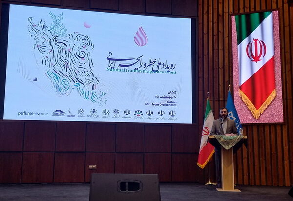 به گزارش هنرمندنیوز به نقل از گویای خبر -مریم زارع پستکی زاد| همزمان با روز ملی گل محمدی و گلاب، نشست تخصصی «رویداد ملی عطر و رایحه ایرانی» با حضور دکتر سیدمحمد هاشمی قائم مقام وزیر فرهنگ، دکتر سید مجید امامی مسؤول کارگروه مد و لباس کشور، دکتر عاطفه خادمی دبیر شورای فرهنگ عمومی کشور، دکتر زینکی مشاور وزیر جهاد کشاورزی و مجری طرح گیاهان دارویی، دکتر عباس کتابی رییس دانشگاه کاشان، دکتر فیروزی پور نماینده مردم قمصر، نطنز و بادرود در مجلس شورای اسلامی، سیدین نیا مدیرکل فرهنگ استان اصفهان و جمعی از مسؤولان در روز پنج‌شنبه 20 اردیبهشت‌ماه در دانشگاه کاشان برگزار شد.
