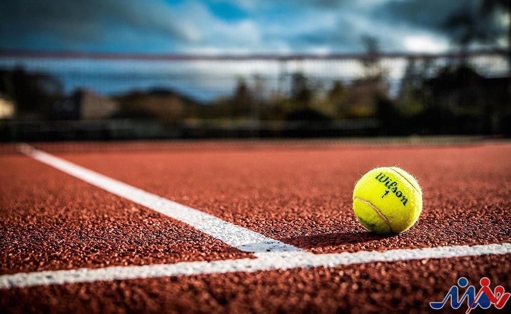 به گزارش هنرمندنیوز: او آن روزها با ادبیاتی پرشور از انحصاری شدن تنیس و دور شدن مردم از این ورزش سخن گفت و در رسانه‌ها قهرمان عدالت‌خواهی لقب گرفت. اما اکنون که همان زمین‌ها با رقم خیره‌کننده ۱۷۰ میلیارد تومان وارد مزایده شده‌اند، همان رئیس فدراسیون سکوت اختیار کرده است؛ سکوتی که دیگر نمی‌توان آن را «حکیمانه» دانست، بلکه باید آن را معنادار و مشکوک خواند.