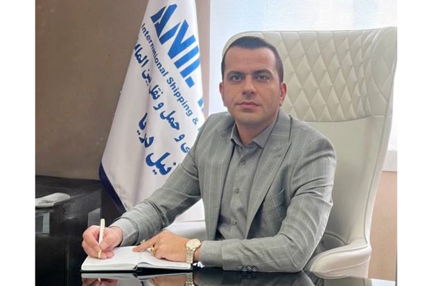 به گزارش هنرمندنیوز: در منطقه خاورمیانه، نمونه‌های موفق از عربستان، امارات و عمان نشان داده‌اند که توسعه بنادر، شبکه‌های حمل‌ونقل دریایی و ریلی، پارک‌های لجستیکی و زیرساخت‌های دیجیتال، زمانی به نتیجه رسیده‌اند که بخش خصوصی قدرتمند، سرمایه‌گذار و بین‌المللی در خط مقدم قرار داشته است. این الگو ثابت می‌کند که موتور اصلی تحول لجستیک در جهان امروز، دولت‌ها نیستند؛ بلکه بخش خصوصی چابک، متخصص و جهانی است که مسیرهای تجارت را بازتعریف می‌کند.