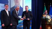 به گزارش هنرمندنیوز، در جریان برگزاری همایش ارگان‌های دریایی، محمد شکیبی‌نسب، معاون وزیر راه و شهرسازی و مدیرعامل سازمان بنادر و دریانوردی با اهدای لوح تقدیر به سعید جعفری، مدیرعامل شرکت توسعه خدمات دریایی و بندری سینا، از تلاش‌ها، تعهد و نقش‌آفرینی این مجموعه در حوزه خدمات بندری و پشتیبانی از فعالیت‌های تجاری و لجستیکی کشور تقدیر کرد.