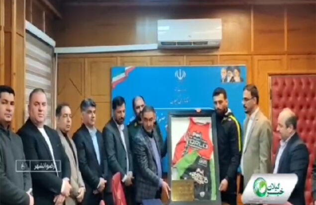 به گزارش هنرمندنیوز: صابر سعیدی  قهرمان رشته موی تای و دارنده مدال برنز کلاس A جهانی، امروز در مراسمی در دفتر فرمانداری رضوانشهر، مدال خود را به شهدای دوران دفاع مقدس اهدا کرد.