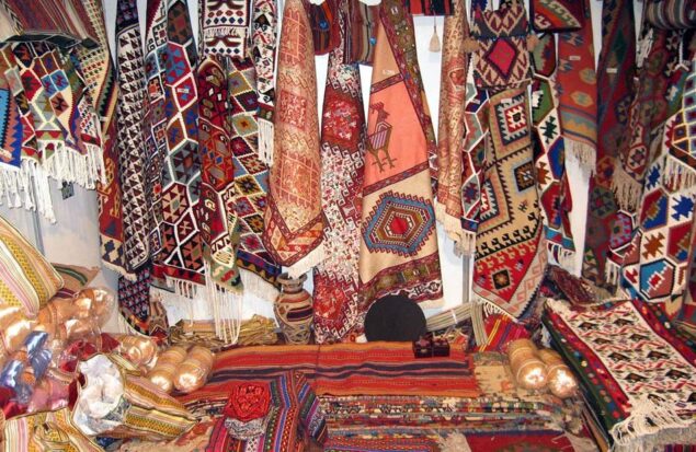 ۱۷ شهر و روستای ایران در فهرست جهانی صنایع‌دستی، معاون صنایع‌دستی وزارت میراث‌فرهنگی اعلام کرد: روستاهای ایران چنان قدرتمند هستند که می‌توانند تمامی به عنوان روستاهای جهانی صنایع‌دستی شناخته شوند.