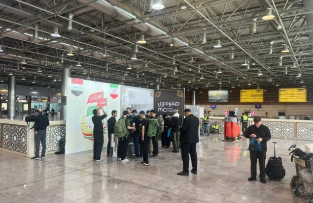 به گزارش هنرمندنیوز: برای اولین‌بار، خدمات حضوری ارتباطی، پیش از آغاز مسیر پیاده‌روی در اختیار زائران قرار گرفته است؛