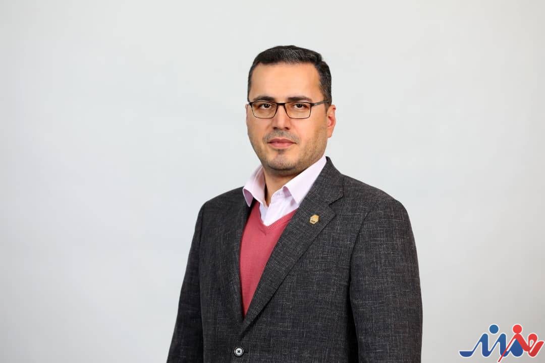 به گزارش هنرمندنیوز: جعفر بلوک آذری با تاکید براینکه همراه اول، به عنوان بزرگترین اپراتور مخابراتی ایران نقش کلیدی در اکوسیستم دیجیتال کشور ایفا می‌کند و فراتر از خدمات پایه مثل voice و پیامک و بسته‌های داده، بر توسعه راهکارهای هوشمند مبتنی بر AI تمرکز دارد، تصریح کرد: تاکنون در حوزه‌های مختلف شهر هوشمند نظیر هوشمندسازی مصرف انرژی، داشبوردهاي داده محور، خانه و ساختمان هوشمند، آبیاری هوشمند، مدیریت هوشمند تردد، حتی حوزه‌های نوین ارائه خدمات دیجیتال مانند سلامت، کشاورزي و گردشگری ورود کرده‌ایم. در این راستا همواره یکی از نقاط اتکای ما در همراه اول بهره‌گیری از ظرفیت‌های اپراتوری و اعمال الگوریتم‌های هوش مصنوعی به منظور بهینه‌سازی فرآیندها و کاهش هزینه‌ها و رفع ناترازی‌ها بوده است.