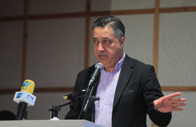 به گزارش هنرمندنیوز: غلامرضا رضائیان مدیر توانمندسازی رویداد گفت: در عصری که هوش مصنوعی و دیجیتال‌سازی، شتابان به سوی تحول صنایع مختلف در حرکت است، مسکن و شهرسازی نیز از این قاعده مستثنی نیست. این نمایشگاه با تمرکز بر دو محور کلیدی «هوشمندسازی شهر‌ها» و «صنعتی‌سازی مبتنی بر فناوری‌های پیشرفته» و همچنین بحران‌های شهری خصوصا ناترازی انرژی قصد دارد تا ضمن معرفی راهکارهای نوآورانه، بستری برای هم‌افزایی میان بازیگران اصلی این حوزه فراهم نماید.