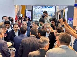 به گزارش هنرمند نیوز به نقل از روابط عمومی و امور بین الملل شرکت پتروشیمی شازند، دکتر مرتضی شاهمیرزایی معاون وزیر نفت و مدیرعامل شرکت ملی صنایع پتروشیمی در حاشیه بیست و هشتمین نمایشگاه بین المللی نفت، گاز، پالایش و پتروشیمی از غرفه پتروشیمی شازند بازدید کرد.