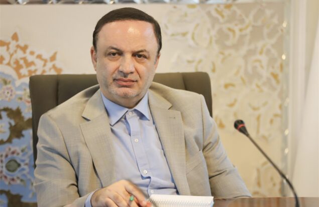 به گزارش هنرمندنیوز: رضا مسرور؛ دبیر شورای عالی مناطق آزاد تجاری  و صنعتی و ویژه اقتصادی در یادداشتی در رونامه اعتماد عنوان کرد: این رویکرد، فراتر از یک تغییر سیاست مقطعی، تلاشی برای معکوس کردن روند صنعتی‌زدایی آمریکا، تضعیف شاخص دلار، و کاهش کسری تراز تجاری است تا بنیان‌های قدرت اقتصادی و نظامی این کشور را در بلندمدت تحکیم بخشد.