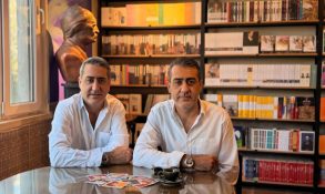 به گزاش هنرمدنیوز به نقل از مثلث، محمد و مهدی حاجی‌خانی، پدیدآورندگان و سردبیران شستی، این رسانه را تلاشی برای هماهنگ شدن با رفتار مخاطب امروز می‌دانند؛ مخاطبی که زمان برایش اهمیت دارد، کوتاه می‌خواند و در عین حال همچنان به محتوای دقیق، جذاب و قابل اعتماد نیاز دارد.