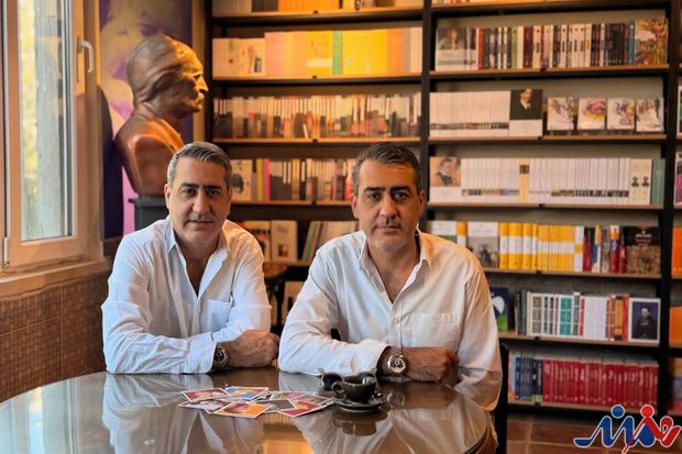 به گزاش هنرمدنیوز به نقل از مثلث، محمد و مهدی حاجی‌خانی، پدیدآورندگان و سردبیران شستی، این رسانه را تلاشی برای هماهنگ شدن با رفتار مخاطب امروز می‌دانند؛ مخاطبی که زمان برایش اهمیت دارد، کوتاه می‌خواند و در عین حال همچنان به محتوای دقیق، جذاب و قابل اعتماد نیاز دارد.